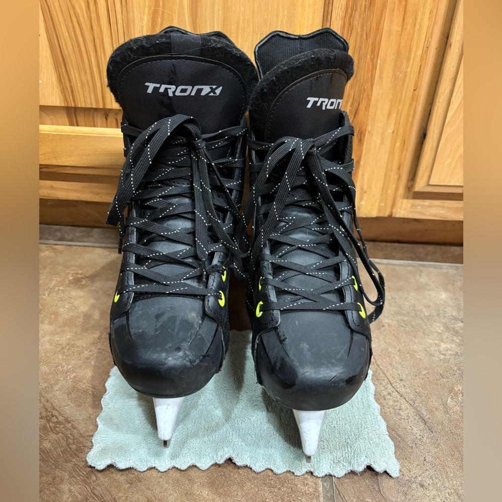 Tronx Stryker hockey skate. Size 3
